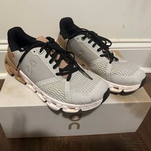 OnCloud On Running Women's Cloudflyer Shoes - Glacier / Rosebrown size 7